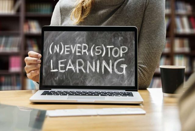 Laptop z napisem (n)ever (s)top learning