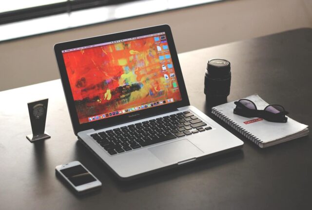 Laptop i inne akcesoria do pracy